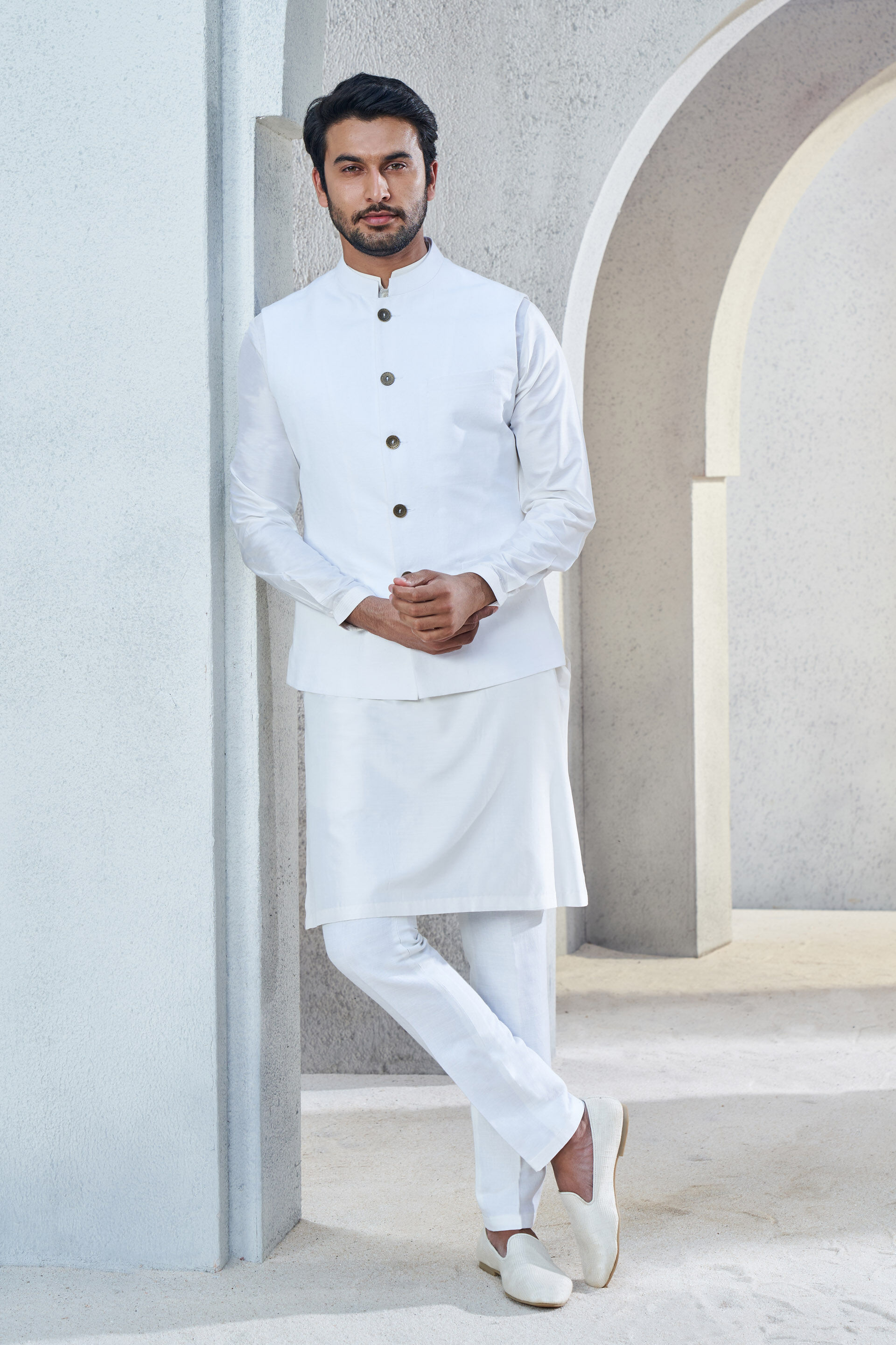 White kurta pajama with bandi sales